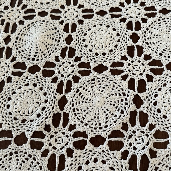 Vintage Ivory Hand Crochet Oval Tablecloth - Picture 3 of 4